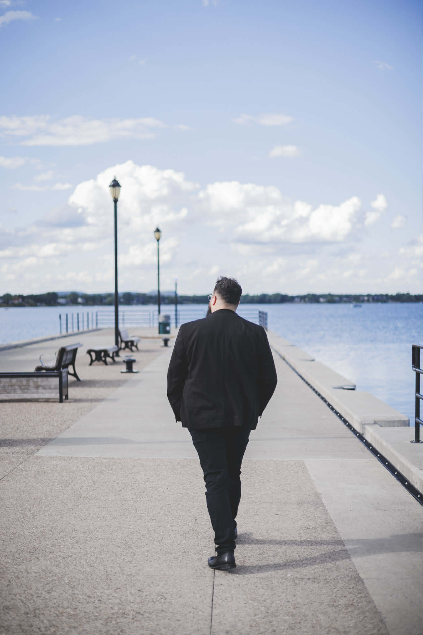 P'tit Gros Bison en portrait sur fond sombre